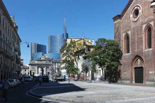 Porta Tosa BnB Milano: piazza storica con chiesa in mattoni, skyline moderno e architettura classica