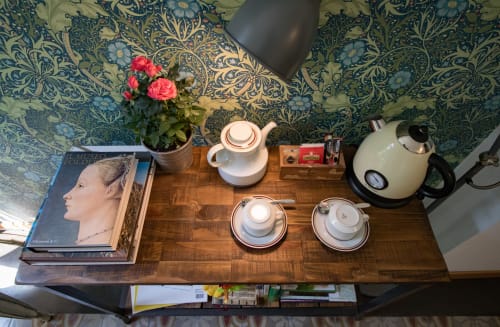 Elegante servizio da tè al Porta Tosa B&B Milano con rose rosa, teiera, tazze e arredamento vintage