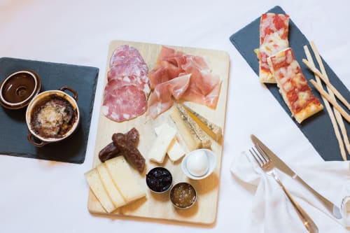 Raffinato tagliere gourmet con salumi, formaggi e cioccolato a Porta Tosa Milano