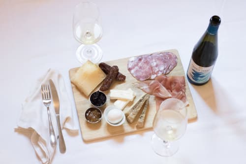 Tagliere di affettati, formaggi e vino presso la guest house Porta Tosa Milano