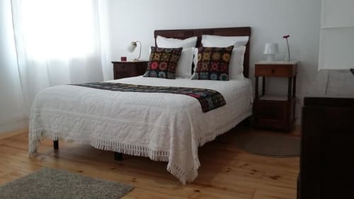 Spacieuse chambre double à Casa45 Porto avec literie blanche, parquet, meubles en bois foncé et oreillers décoratifs