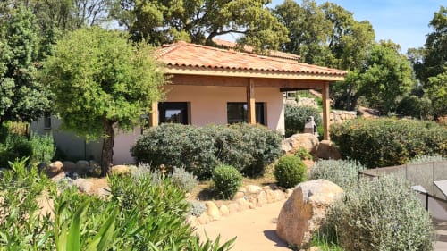 Villa Lantana aus Terrakotta mit mediterranem Garten in Lecci, Korsika