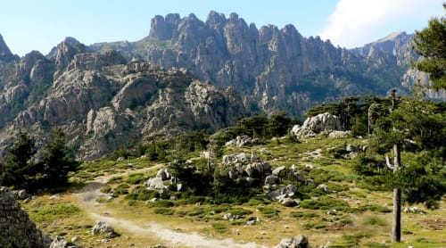 Bergwanderweg in der Nähe von Villas Lantana in Lecci, Korsika mit dramatischen Felsgipfeln