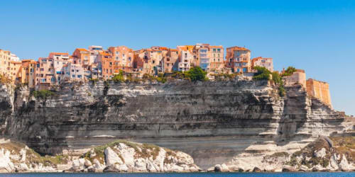 Il colorato villaggio di Bonifacio arroccato su drammatiche scogliere di calcare bianco che dominano le acque blu del Mediterraneo