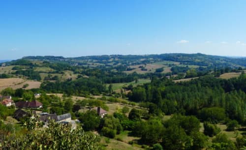 Paysage de collines verdoyantes et campagne vue depuis l'appartement Sci Saviya à Égletons, France