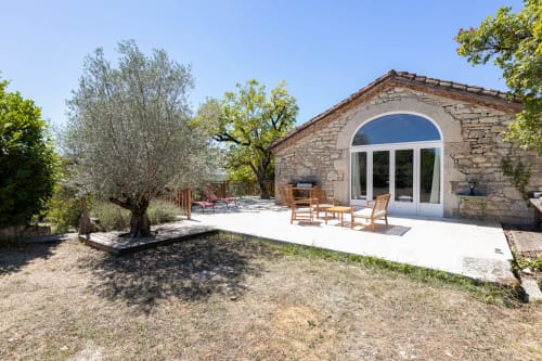 Gîte La Grange Haute aux Lumières Du Causse avec terrasse, façade en pierre, vue sur jardin et oliviers à Bellefont-La