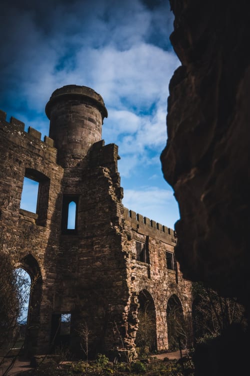Ruines de château médiéval en pierre avec tour au Gîte Sci Saviya à Égletons, France