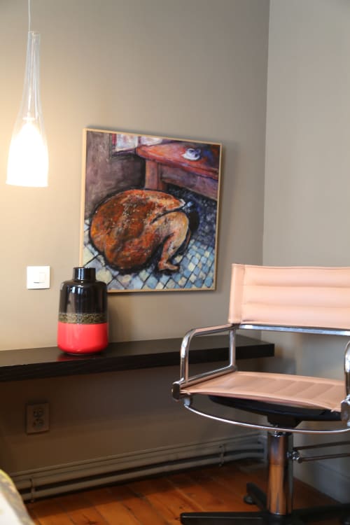 Bureau moderne dans la suite Le Grand Duc avec tableau de poulet rôti encadré, lampe suspendue et chaise en cuir rose