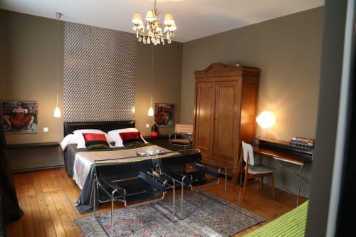 Chambre élégante au B&B Le Grand Duc à Valenciennes avec mobilier en bois, lustre et vue sur le jardin