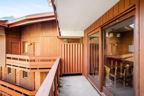 Couloir avec balcon en bois à CMD Méribel Le Pralin, vue montagne, accès sauna et équipements modernes