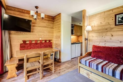 Appartement alpin douillet en bois à CMD Méribel avec lit, coin salon, TV et kitchenette