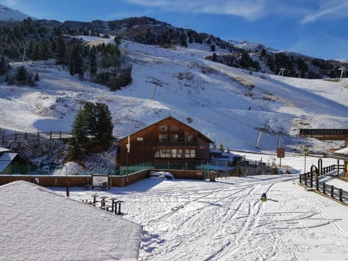 Refuge de ski CMD Méribel Le Pralin avec pentes enneigées et remontées mécaniques aux Allues, France