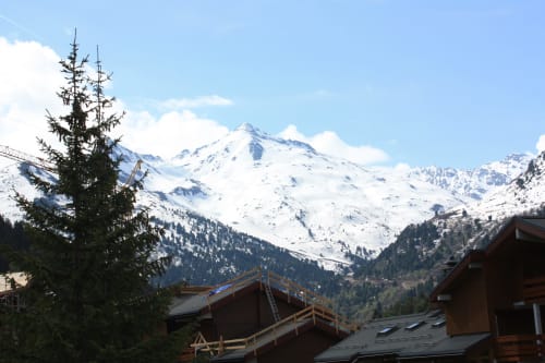 Pics alpins enneigés dominant les chalets CMD Méribel Le Pralin aux Allues, France
