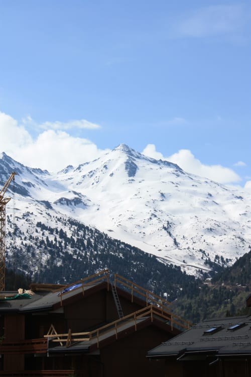 Sommets montagneux enneigés au-dessus du gîte CMD Méribel Le Pralin aux Allues, Alpes françaises