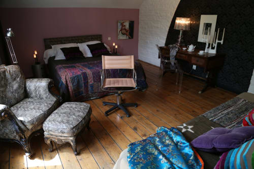 Chambre élégante au Le Grand Duc B&B aux murs violets, parquet, bureau et vue sur le jardin à Valenciennes