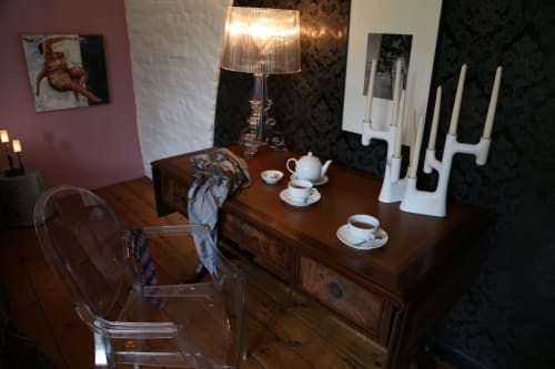 Bureau élégant avec théière blanche et tasses au B&B Le Grand Duc, Valenciennes, chaise en cristal et lampe moderne