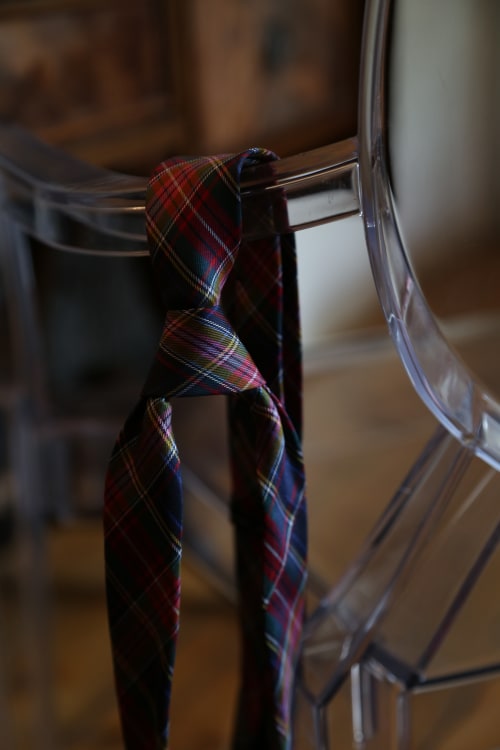 Nœud de ruban tartan rouge attaché sur un plateau de courtoisie à l'hôtel Le Grand Duc, Valenciennes