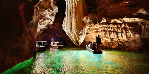 Visite souterraine aux Lumières du Causse avec ses eaux turquoise phosphorescentes et formations calcaires