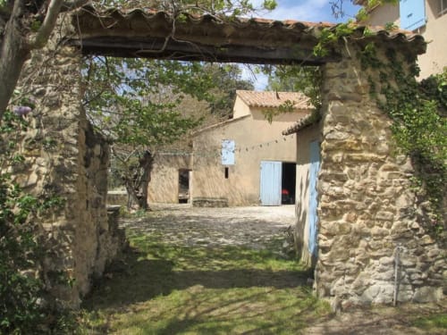 Mas de Regardebon location grand gite jardin piscine barbecue vacances Provence Luberon