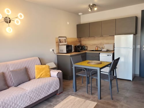 Modernes 1-Zimmer-Apartment in der Villas Lantana in Lecci mit offener Küche, Essbereich und Wohnzimmer