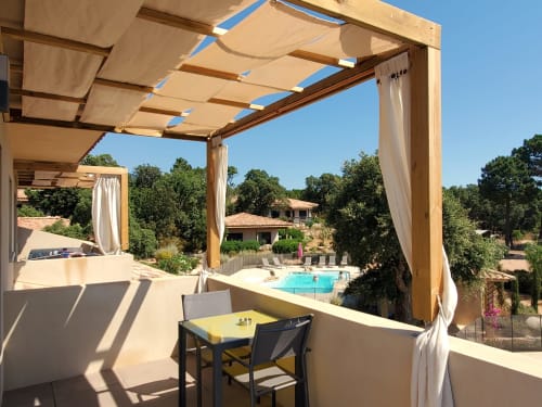 Schattige Terrasse der Villas Lantana mit Lounge-Sitzbereichen, Poolblick und mediterraner Landschaft in Lecci