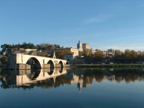 Pont d'avignon palais des papes avignon location grand gite 6 chambres piscine jardin Mas de Regardebon