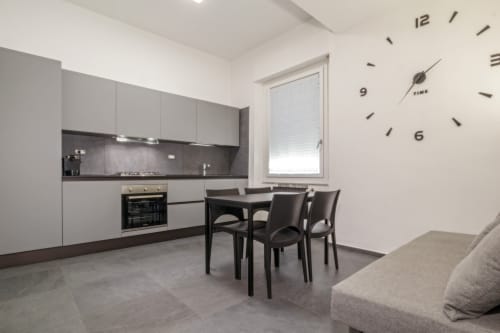 Cucina e zona pranzo moderna della Casa Mirko B&B di Arezzo, Italia con arredi contemporanei