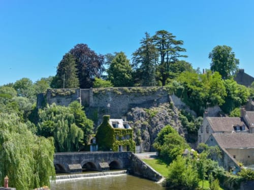 Ruines en pierre médiévales et pont sur la rivière au refuge des Alpes mancelles à Fresnay-sur-Sarthe, France