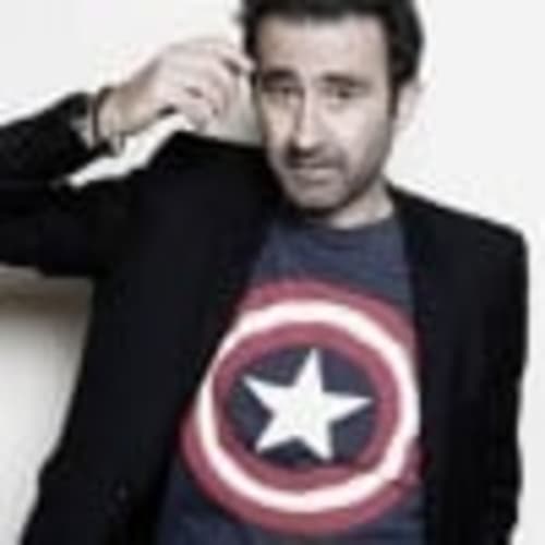 Homme portant un t-shirt Captain America au gîte Le Grand Duc à Valenciennes, France