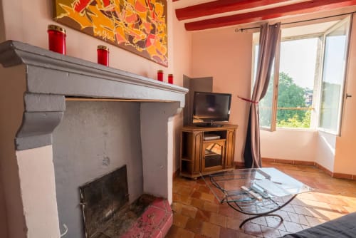 Chambre d'hôtes chaleureuse au refuge des Alpes mancelles avec cheminée, TV et vue sur le jardin à Fresnay-sur-Sarthe