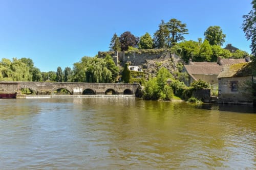 Ruines du château médiéval et pont de pierre sur la Sarthe à Fresnay-sur-Sarthe, France