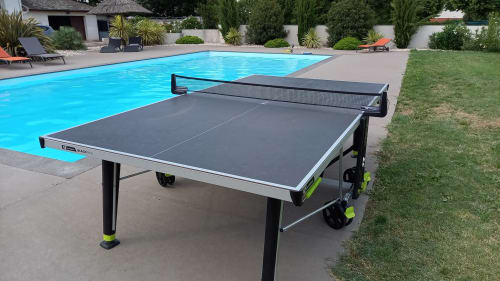 Table de ping-pong extérieure près de la piscine du gîte Chez Anne Marie à Beausemblant, France