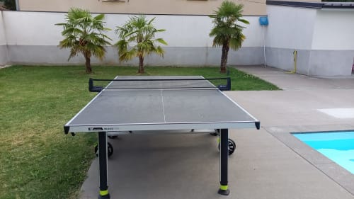 Table de ping-pong en plein air près de la piscine à la maison d'hôtes Chez Anne Marie à Beausemblant
