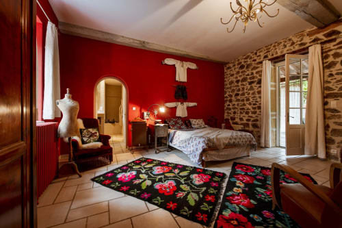 Découvrez cette suite de charme, située dans notre manoir du 14eme siècle, avec sa grande terrasse privée, ses murs en pierre authentiques et sa cheminée chaleureuse. Un lieu tranquille pour une déconnexion totale, alliant bien-être et nature au vert. Parfait pour vivre le slow tourisme et profiter d’un séjour ressourçant à 1h de Lyon, Clermont Ferrand et Saint Etienne