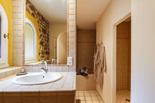 Hébergement de charme avec grande salle de bain privée, linge de lit et toilette compris. Profitez d’un confort spacieux avec une vue imprenable sur le parc verdoyant et la piscine. Un cadre idéal pour un séjour relaxant alliant espace, nature et sérénité, à moins d'une heure de Vichy