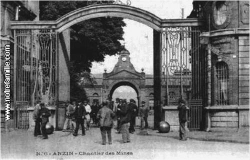 Portail historique du Chantier des Mines d'Anzin près de Valenciennes, France avec des visiteurs en costumes d'époque