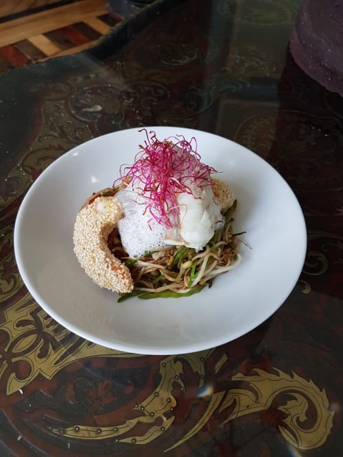 Burger gourmand au pain de mie sésame, germes frais et sauce crémeuse au Grand Duc à Valenciennes
