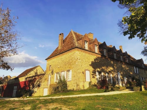 Le Prieuré Du Preux, manoir de pierre aux murs couverts de lierre et toit mansardé à Sépeaux Saint Romain, France