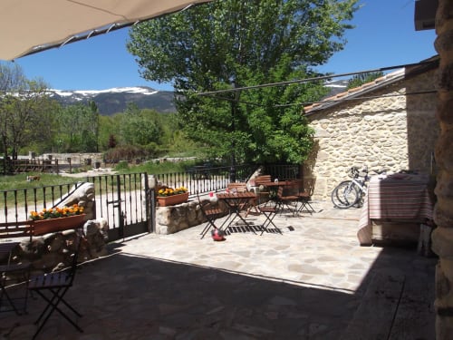 Casa rural con terraza y salón para grupos de 20 personas.