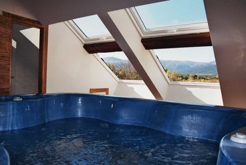 Disfruta de un fin de semana romántico con jacuzzi en Rascafría. Los Espinares es el alojamiento ideal para una escapada de fin de semana en Madrid. Ubicado en Rascafría, este hotel rural junto al río es la opción perfecta si buscas desconectar. Disfruta de sus instalaciones y de su magnífica ubicación cerca de la montaña, el río, piscinas naturales, numerosas rutas de senderismo, pistas de esquí, etc. 