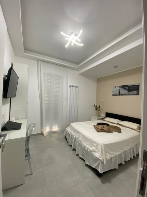 Napoli, centro storico, camere moderne, accoglienza, famiglie, coppie, soggiorno, relax, pulizia, comfort, arredamento curato, aria condizionata, wifi gratuito, colazione in camera, struttura centrale, balcone privato, vista città, posizione strategica, vicinanza metro, vicinanza stazione, università, studenti, city break, breve soggiorno, week-end a Napoli, self check-in, late check-out, early check-in, soggiorno romantico, silenzioso, struttura sicura, bagno privato, lenzuola incluse, camere luminose, atmosfera familiare, ospitalità, arredamento moderno, camere eleganti, prenotazione diretta, senza commissioni, miglior prezzo, soggiorno flessibile, parcheggio vicino, zero stress, quartiere tranquillo, vicinanza attrazioni, città autentica, soggiorno comodo, ottima posizione, design minimal, check-in digitale, customer care, guest friendly, soggiorno urbano, mini vacanza, pulizia giornaliera, host disponibili, stile napoletano, ospitalità vera, ambiente ordinato, relax in città, perfetto per famiglie, perfetto per coppie, ristoranti a due passi, camere spaziose, piccolo hotel, city stay, urban comfort