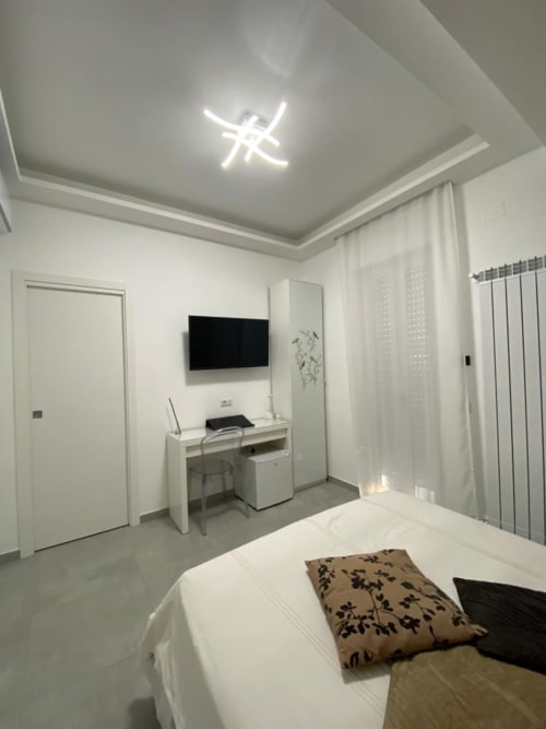 Napoli, centro storico, camere moderne, accoglienza, famiglie, coppie, soggiorno, relax, pulizia, comfort, arredamento curato, aria condizionata, wifi gratuito, colazione in camera, struttura centrale, balcone privato, vista città, posizione strategica, vicinanza metro, vicinanza stazione, università, studenti, city break, breve soggiorno, week-end a Napoli, self check-in, late check-out, early check-in, soggiorno romantico, silenzioso, struttura sicura, bagno privato, lenzuola incluse, camere luminose, atmosfera familiare, ospitalità, arredamento moderno, camere eleganti, prenotazione diretta, senza commissioni, miglior prezzo, soggiorno flessibile, parcheggio vicino, zero stress, quartiere tranquillo, vicinanza attrazioni, città autentica, soggiorno comodo, ottima posizione, design minimal, check-in digitale, customer care, guest friendly, soggiorno urbano, mini vacanza, pulizia giornaliera, host disponibili, stile napoletano, ospitalità vera, ambiente ordinato, relax in città, perfetto per famiglie, perfetto per coppie, ristoranti a due passi, camere spaziose, piccolo hotel, city stay, urban comfort