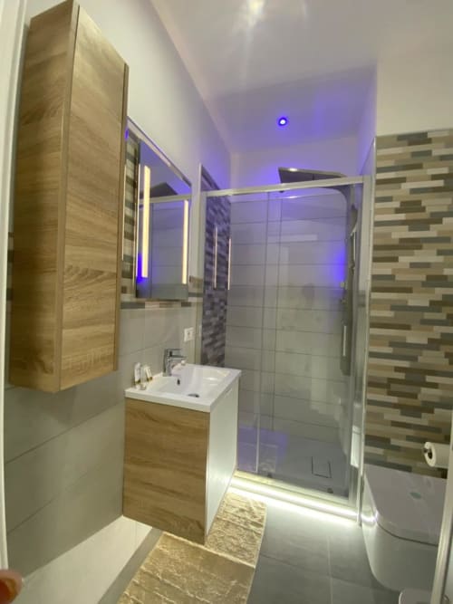 Napoli, centro storico, camere moderne, accoglienza, famiglie, coppie, soggiorno, relax, pulizia, comfort, arredamento curato, aria condizionata, wifi gratuito, colazione in camera, struttura centrale, balcone privato, vista città, posizione strategica, vicinanza metro, vicinanza stazione, università, studenti, city break, breve soggiorno, week-end a Napoli, self check-in, late check-out, early check-in, soggiorno romantico, silenzioso, struttura sicura, bagno privato, lenzuola incluse, camere luminose, atmosfera familiare, ospitalità, arredamento moderno, camere eleganti, prenotazione diretta, senza commissioni, miglior prezzo, soggiorno flessibile, parcheggio vicino, zero stress, quartiere tranquillo, vicinanza attrazioni, città autentica, soggiorno comodo, ottima posizione, design minimal, check-in digitale, customer care, guest friendly, soggiorno urbano, mini vacanza, pulizia giornaliera, host disponibili, stile napoletano, ospitalità vera, ambiente ordinato, relax in città, perfetto per famiglie, perfetto per coppie, ristoranti a due passi, camere spaziose, piccolo hotel, city stay, urban comfort