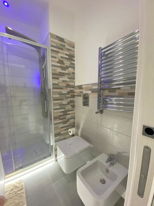 Napoli, centro storico, camere moderne, accoglienza, famiglie, coppie, soggiorno, relax, pulizia, comfort, arredamento curato, aria condizionata, wifi gratuito, colazione in camera, struttura centrale, balcone privato, vista città, posizione strategica, vicinanza metro, vicinanza stazione, università, studenti, city break, breve soggiorno, week-end a Napoli, self check-in, late check-out, early check-in, soggiorno romantico, silenzioso, struttura sicura, bagno privato, lenzuola incluse, camere luminose, atmosfera familiare, ospitalità, arredamento moderno, camere eleganti, prenotazione diretta, senza commissioni, miglior prezzo, soggiorno flessibile, parcheggio vicino, zero stress, quartiere tranquillo, vicinanza attrazioni, città autentica, soggiorno comodo, ottima posizione, design minimal, check-in digitale, customer care, guest friendly, soggiorno urbano, mini vacanza, pulizia giornaliera, host disponibili, stile napoletano, ospitalità vera, ambiente ordinato, relax in città, perfetto per famiglie, perfetto per coppie, ristoranti a due passi, camere spaziose, piccolo hotel, city stay, urban comfort
