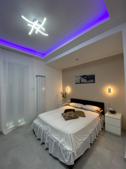 Napoli, centro storico, camere moderne, accoglienza, famiglie, coppie, soggiorno, relax, pulizia, comfort, arredamento curato, aria condizionata, wifi gratuito, colazione in camera, struttura centrale, balcone privato, vista città, posizione strategica, vicinanza metro, vicinanza stazione, università, studenti, city break, breve soggiorno, week-end a Napoli, self check-in, late check-out, early check-in, soggiorno romantico, silenzioso, struttura sicura, bagno privato, lenzuola incluse, camere luminose, atmosfera familiare, ospitalità, arredamento moderno, camere eleganti, prenotazione diretta, senza commissioni, miglior prezzo, soggiorno flessibile, parcheggio vicino, zero stress, quartiere tranquillo, vicinanza attrazioni, città autentica, soggiorno comodo, ottima posizione, design minimal, check-in digitale, customer care, guest friendly, soggiorno urbano, mini vacanza, pulizia giornaliera, host disponibili, stile napoletano, ospitalità vera, ambiente ordinato, relax in città, perfetto per famiglie, perfetto per coppie, ristoranti a due passi, camere spaziose, piccolo hotel, city stay, urban comfort