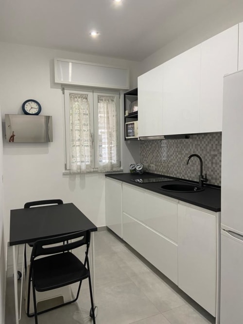 Napoli, centro storico, camere moderne, accoglienza, famiglie, coppie, soggiorno, relax, pulizia, comfort, arredamento curato, aria condizionata, wifi gratuito, colazione in camera, struttura centrale, balcone privato, vista città, posizione strategica, vicinanza metro, vicinanza stazione, università, studenti, city break, breve soggiorno, week-end a Napoli, self check-in, late check-out, early check-in, soggiorno romantico, silenzioso, struttura sicura, bagno privato, lenzuola incluse, camere luminose, atmosfera familiare, ospitalità, arredamento moderno, camere eleganti, prenotazione diretta, senza commissioni, miglior prezzo, soggiorno flessibile, parcheggio vicino, zero stress, quartiere tranquillo, vicinanza attrazioni, città autentica, soggiorno comodo, ottima posizione, design minimal, check-in digitale, customer care, guest friendly, soggiorno urbano, mini vacanza, pulizia giornaliera, host disponibili, stile napoletano, ospitalità vera, ambiente ordinato, relax in città, perfetto per famiglie, perfetto per coppie, ristoranti a due passi, camere spaziose, piccolo hotel, city stay, urban comfort