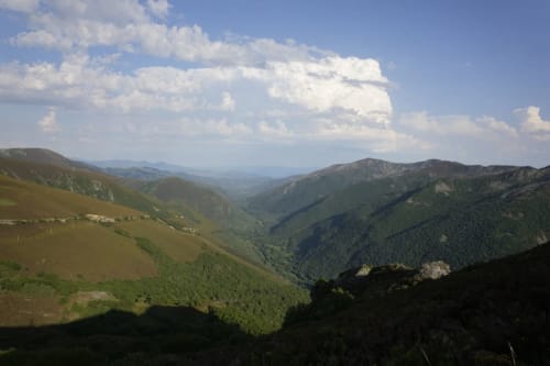 Frondoso paisaje de valle montañoso cerca del alojamiento rural Balbino en Prado Novo, León, España