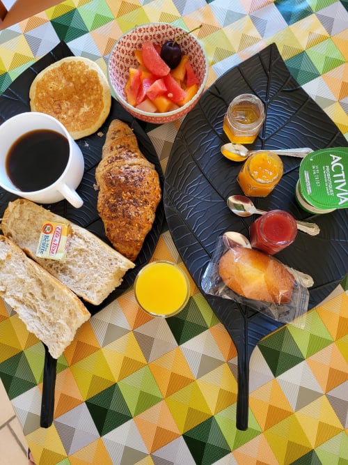 Petit-déjeuner au Hotel Cheverny La Vie Est Belle : crêpes, pâtisseries, fruits frais, pain, café, jus d'orange