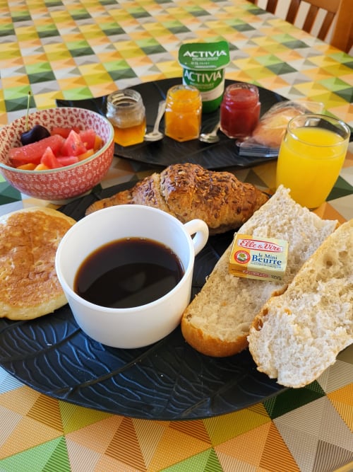 Petit-déjeuner continental à l'Hôtel Cheverny avec café, viennoiseries, fruits frais, yaourt, confitures et jus