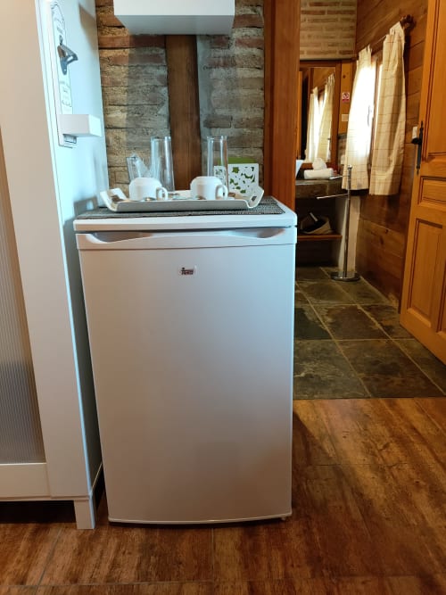Minibar blanco con servicio de té en la Casita Estrella de las Nieves de El Paraje del Chef, Laroles Nevada